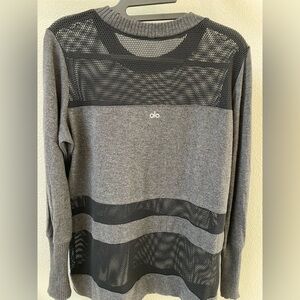 Alo women’s long sleeve shirt. Heather gray/ black.